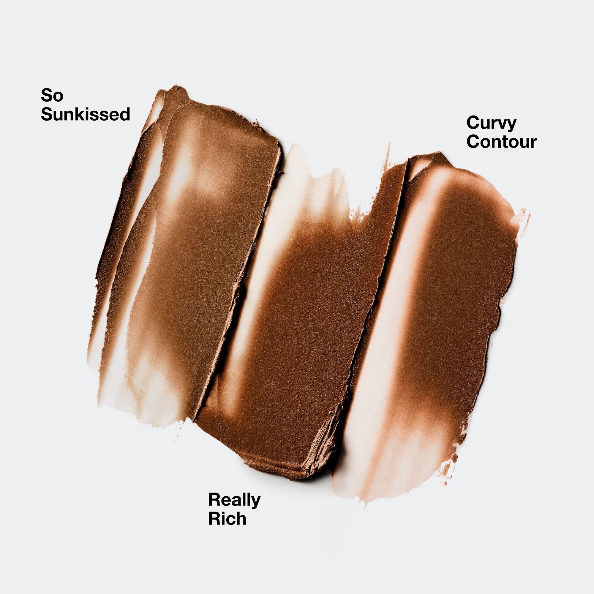Une femme applique le Chubby Stick CLINIQUE pour le contour sur sa joue.