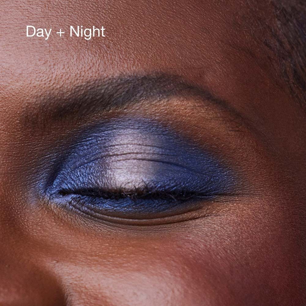 Ein geschlossenes Auge mit Clinique High Impact Shadow Play in Dunkelblau.