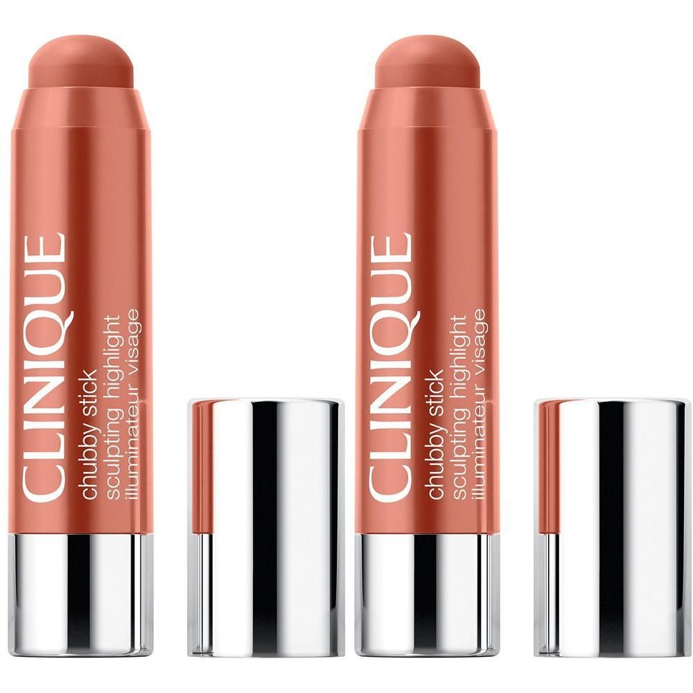 Zwei CLINIQUE Chubby Stick Sculpting Highlight Stifte, eine Kappe liegt daneben.