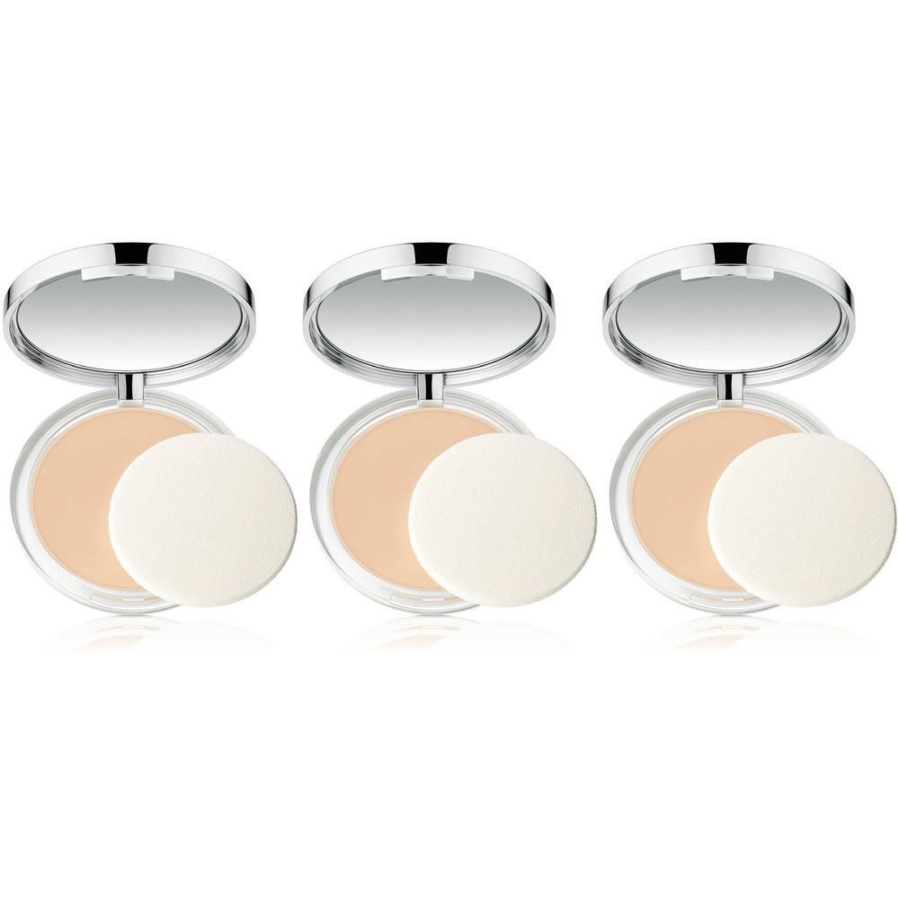 Trois poudres compactes Clinique Fast en teinte Fair ouvertes, avec éponge et miroir.