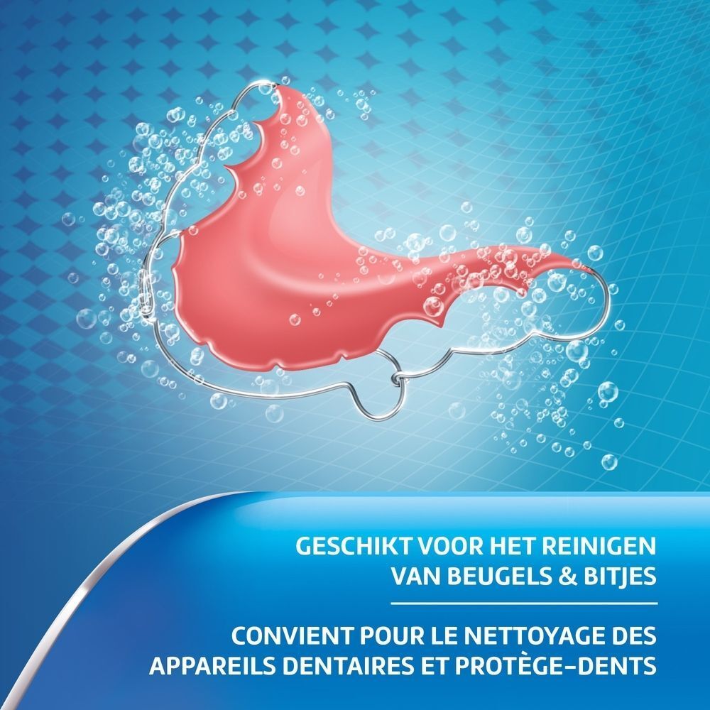 Nettoyage d'un appareil dentaire avec des comprimés effervescents et de l'eau.