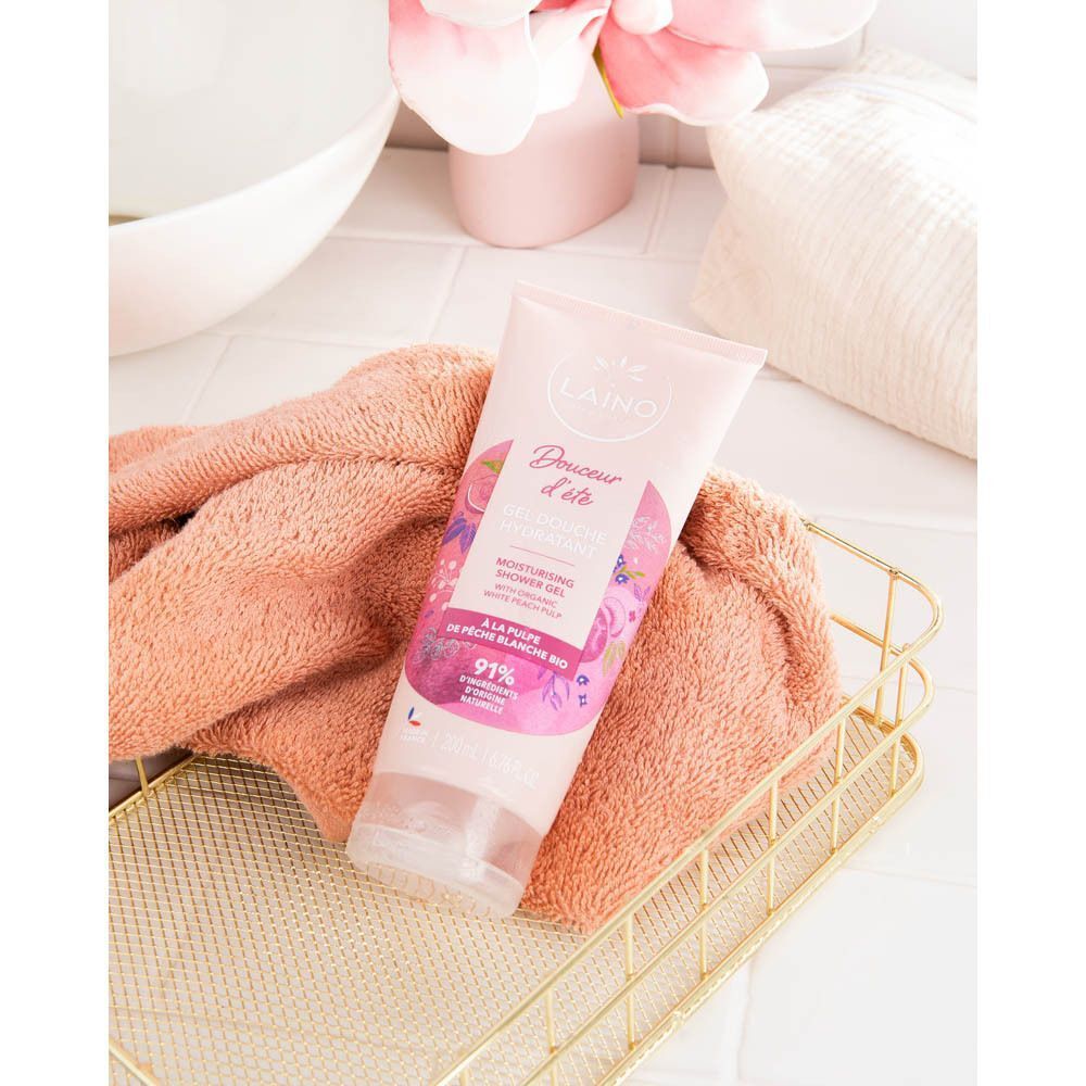 Gel Douche Hydratant LAINO pulpe de pêche blanche bio dans un panier doré avec une serviette.