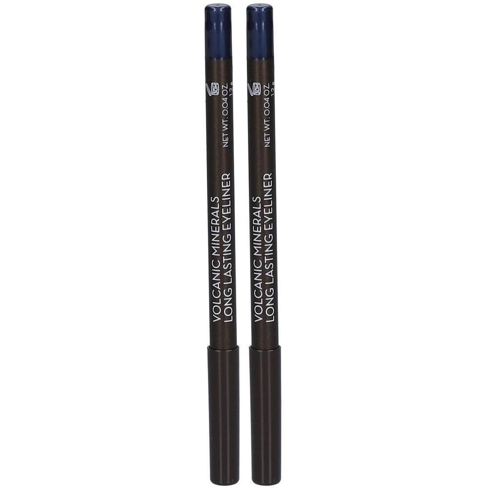 Zwei dunkelbraune Eyeliner mit blauen Kappen. Beschriftung: VOLCANIC MINERALS LONG LASTING EYELINER.