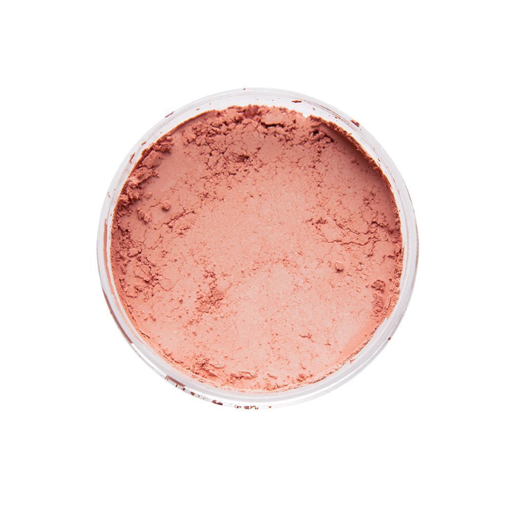 Ein offener Behälter mit losem Mineral-Rouge in Rosé. Die Nahaufnahme zeigt die Textur des Puders.