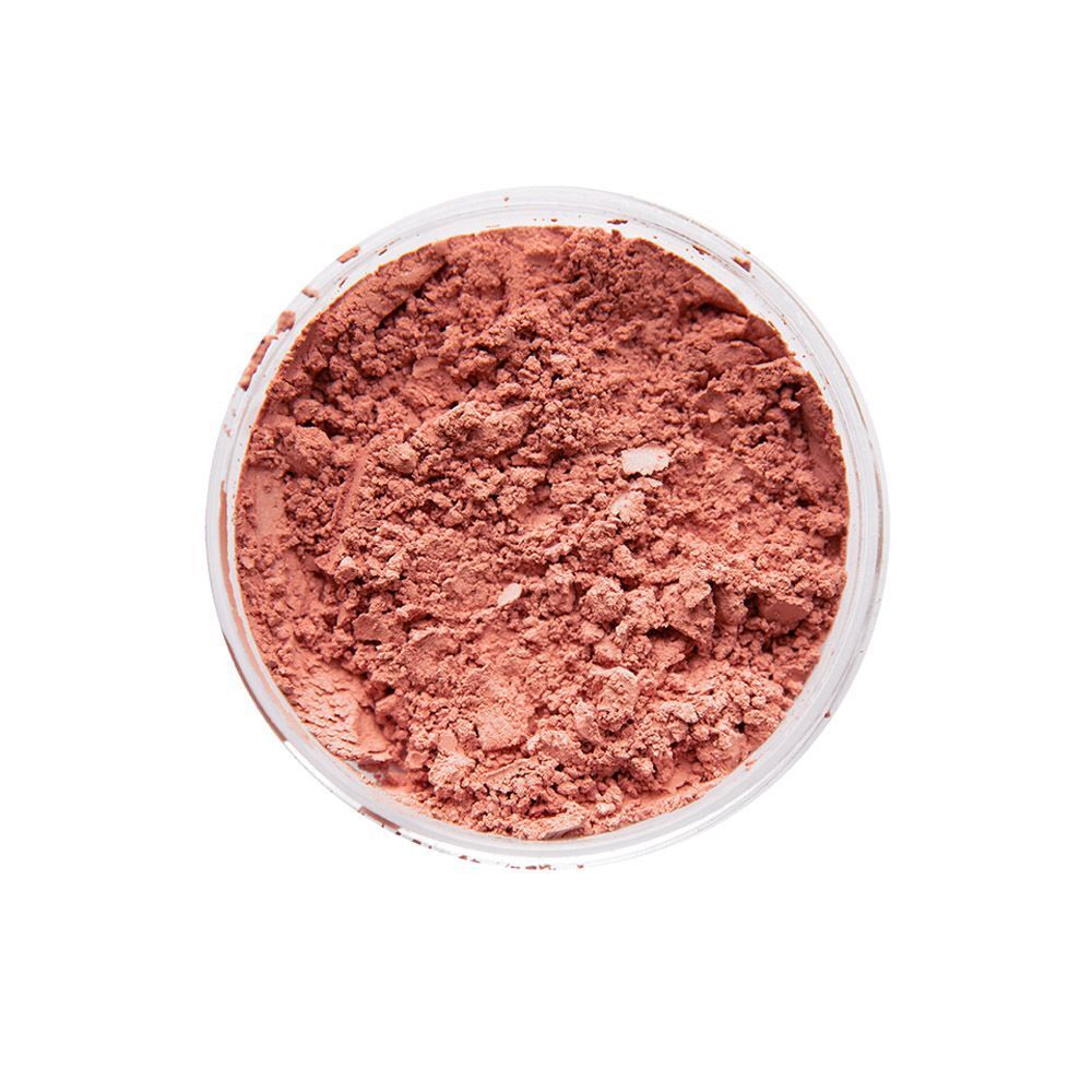 Ein offener Behälter mit losem Mineral-Rouge in Rosé. Die Nahaufnahme zeigt die Textur des Puders.