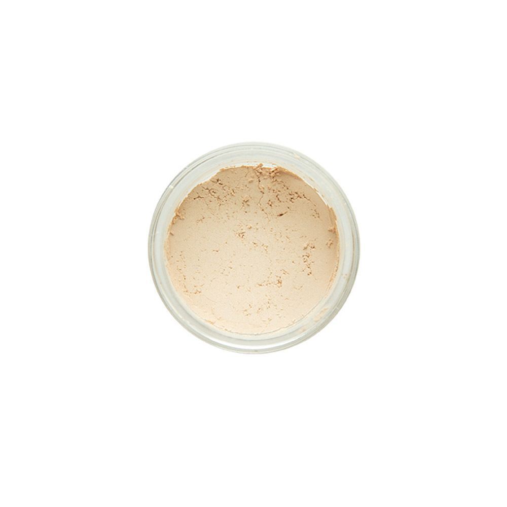 Vue de dessus d'un pot ouvert contenant de la poudre minérale beige.