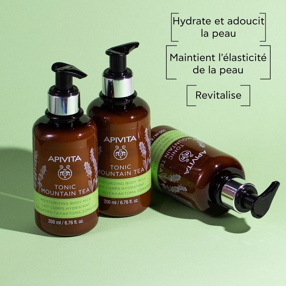 Deux flacons droits et un flacon couché de Lait Corps Hydratant Apivita Tonic Mountain Tea.