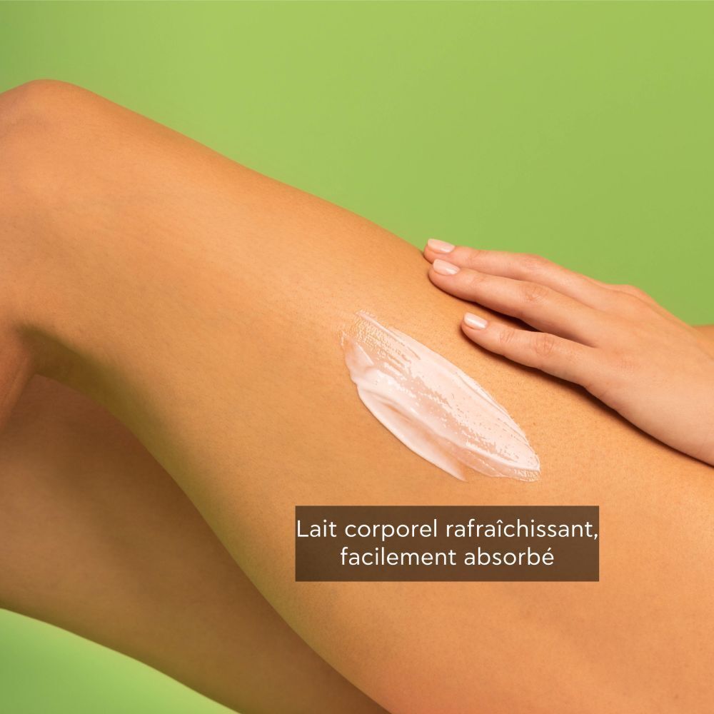 Lait corporel rafraîchissant appliqué sur une peau, absorbé rapidement.
