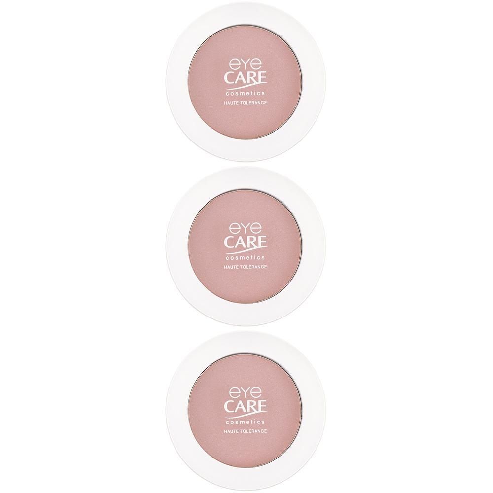 Trois boîtiers ronds blancs contenant du fard à paupières rose. Chaque boîte affiche le logo 'eye CARE cosmetics'.