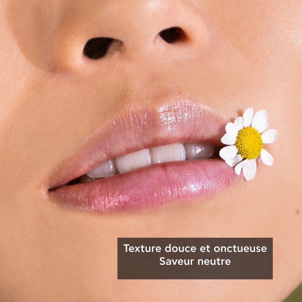 Gros plan sur des lèvres avec un pétale de camomille. Texture douce et onctueuse, saveur neutre.