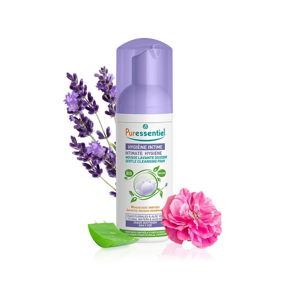 Eine Flasche Puressentiel Intimhygiene sanfter Waschschaum neben Lavendel, Rose und Aloe Vera.