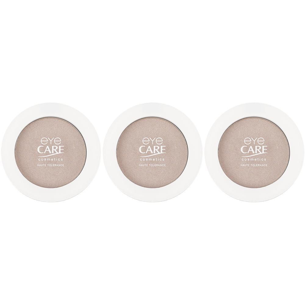 Drei runde, weiße Tiegel mit Lidschatten in neutralem Ton. Jede Dose zeigt das Logo 'eye CARE cosmetics'.
