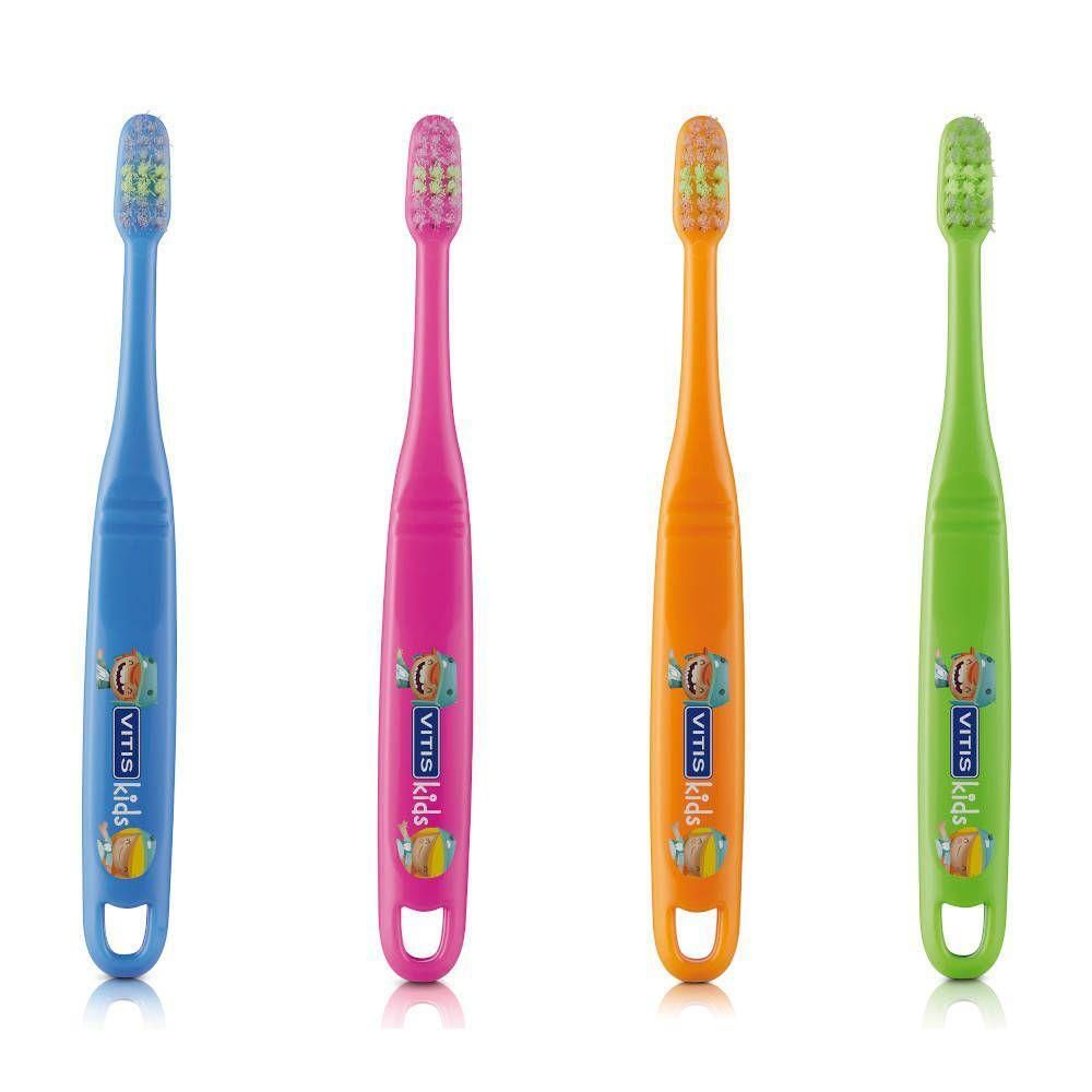 Vier Kinderzahnbürsten in Blau, Pink, Orange und Grün mit bunten Tiermotiven und dem Schriftzug "VITIS kids".