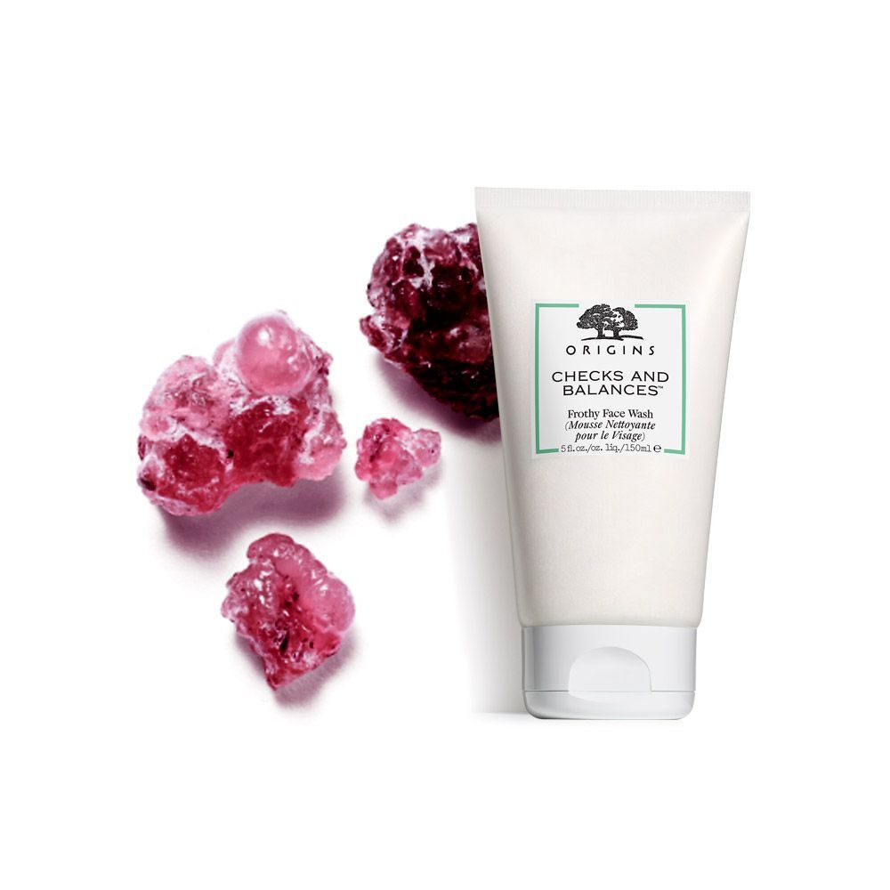ORIGINS Checks and Balances™ Frothy Face Wash Tube neben roten Beeren.
