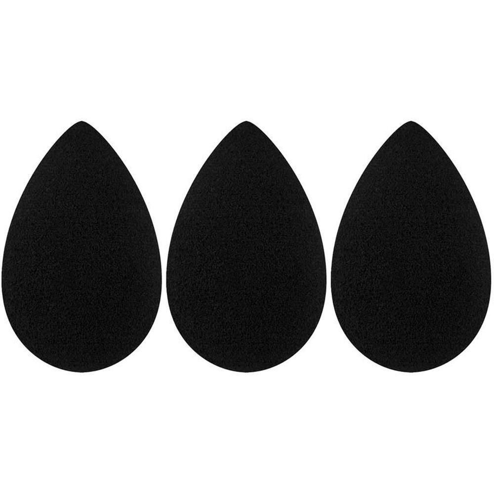 Trois éponges de maquillage noires en forme de goutte sur fond blanc.