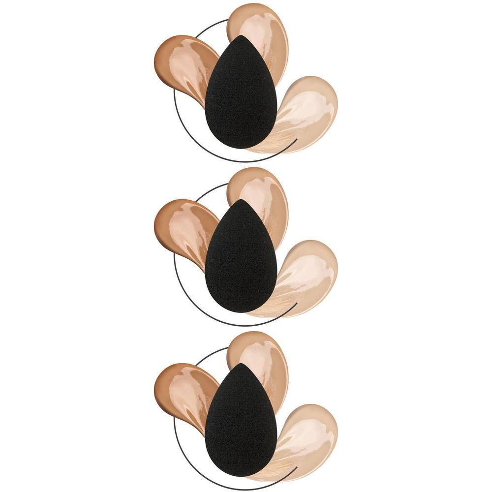 Drei schwarze Make-up-Schwämme in Tropfenform, umgeben von vier Farbtönen flüssiger Foundation.