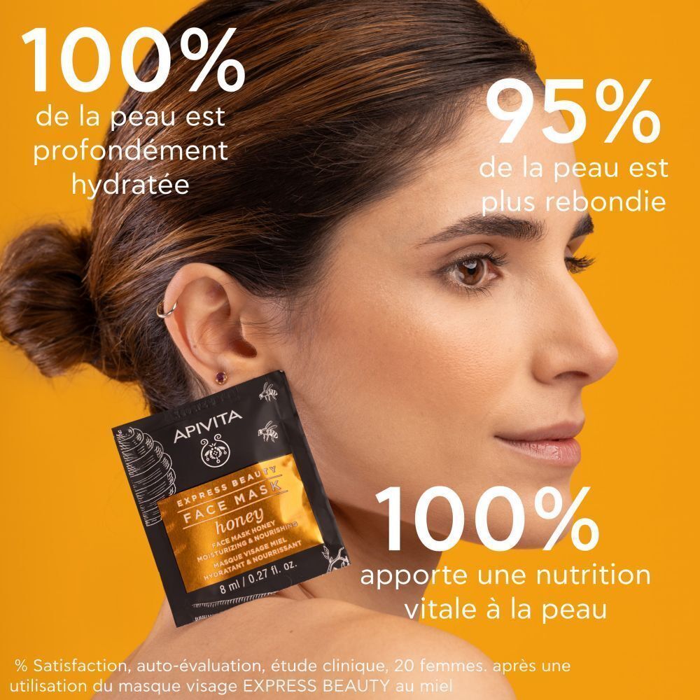 Femme avec masque facial Apivita Express Beauty au miel (8ml) et résultats cutanés.