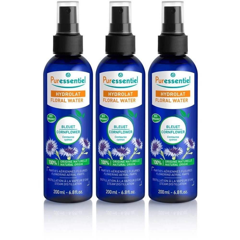 Drei Flaschen Puressentiel Kornblumenhydrolat mit Sprühkopf. Blaue Flaschen mit Etiketten, die Kornblumen und Produktinformationen zeigen.