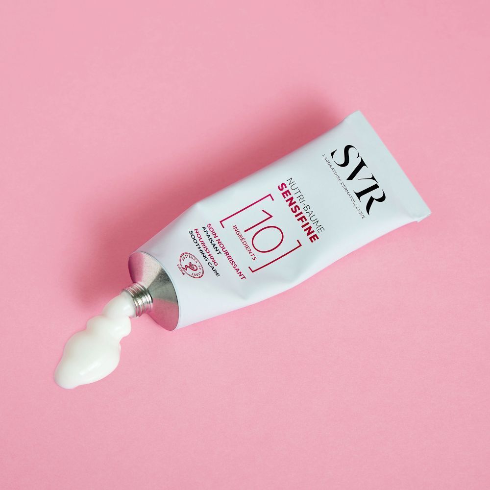 Un tube SVR Sensifine Nutri-Baume contenant 10 ingrédients, légèrement ouvert.