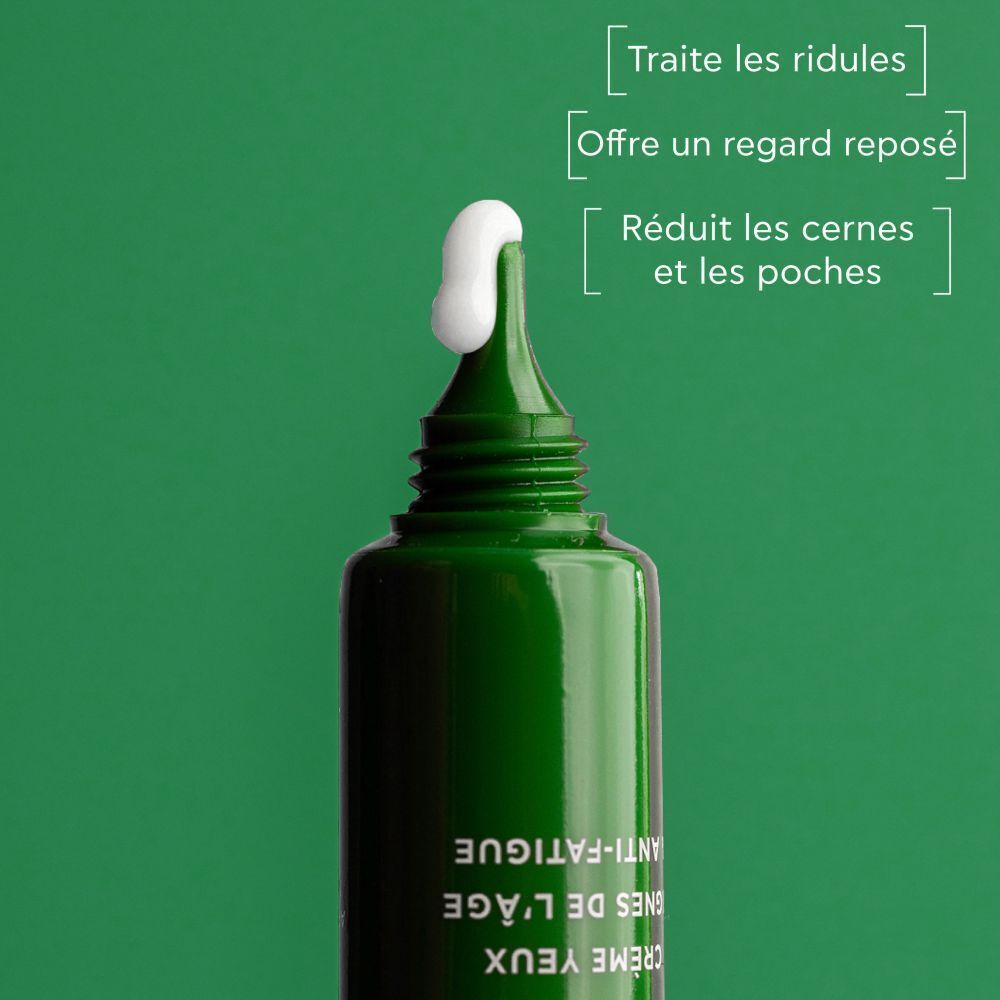 Gros plan sur le bec d'un tube de crème contour des yeux Apivita Bee Radiant avec une touche de crème.