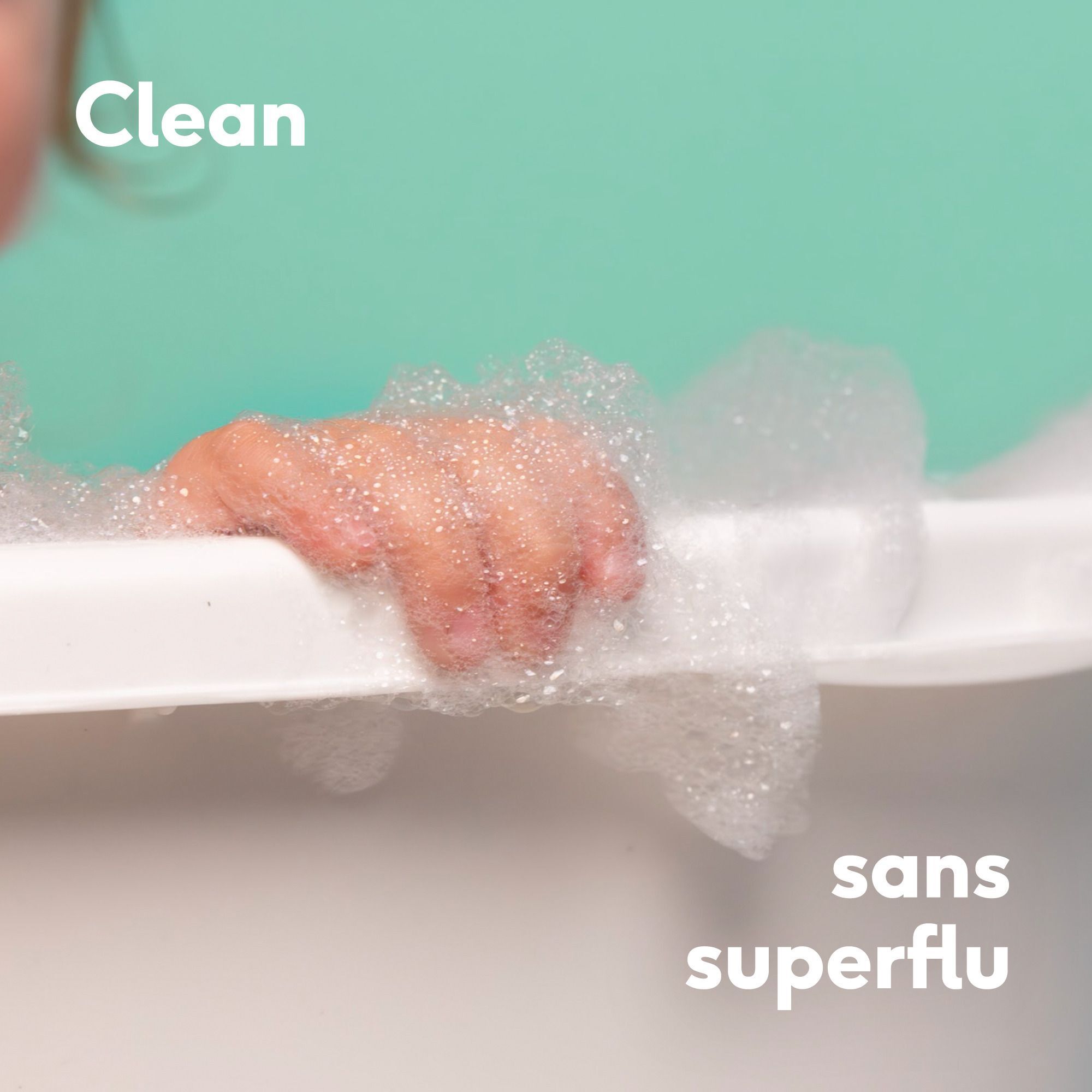 Bébé souriant dans la baignoire avec de la mousse, texte : 'Tout ce dont votre bébé a besoin, Rien de plus'.