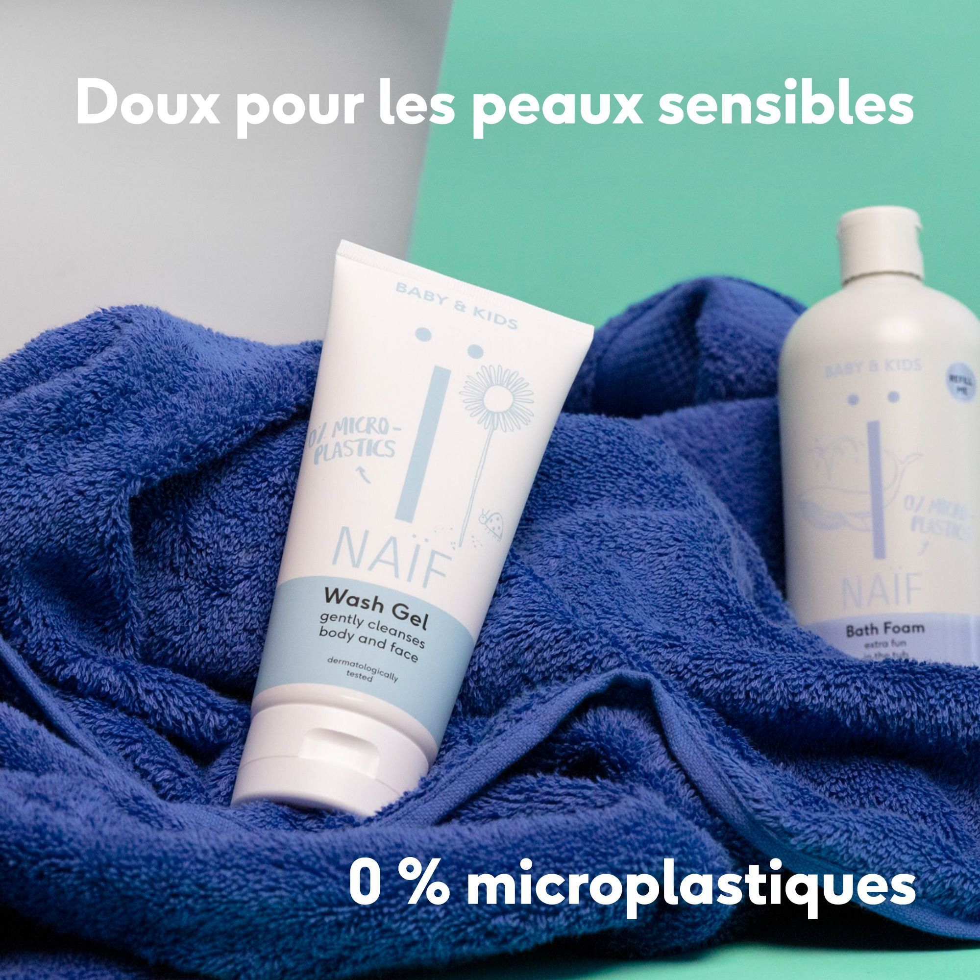 Gros plan sur la main d'un bébé dans la mousse, texte : 'Clean, sans superflu'.