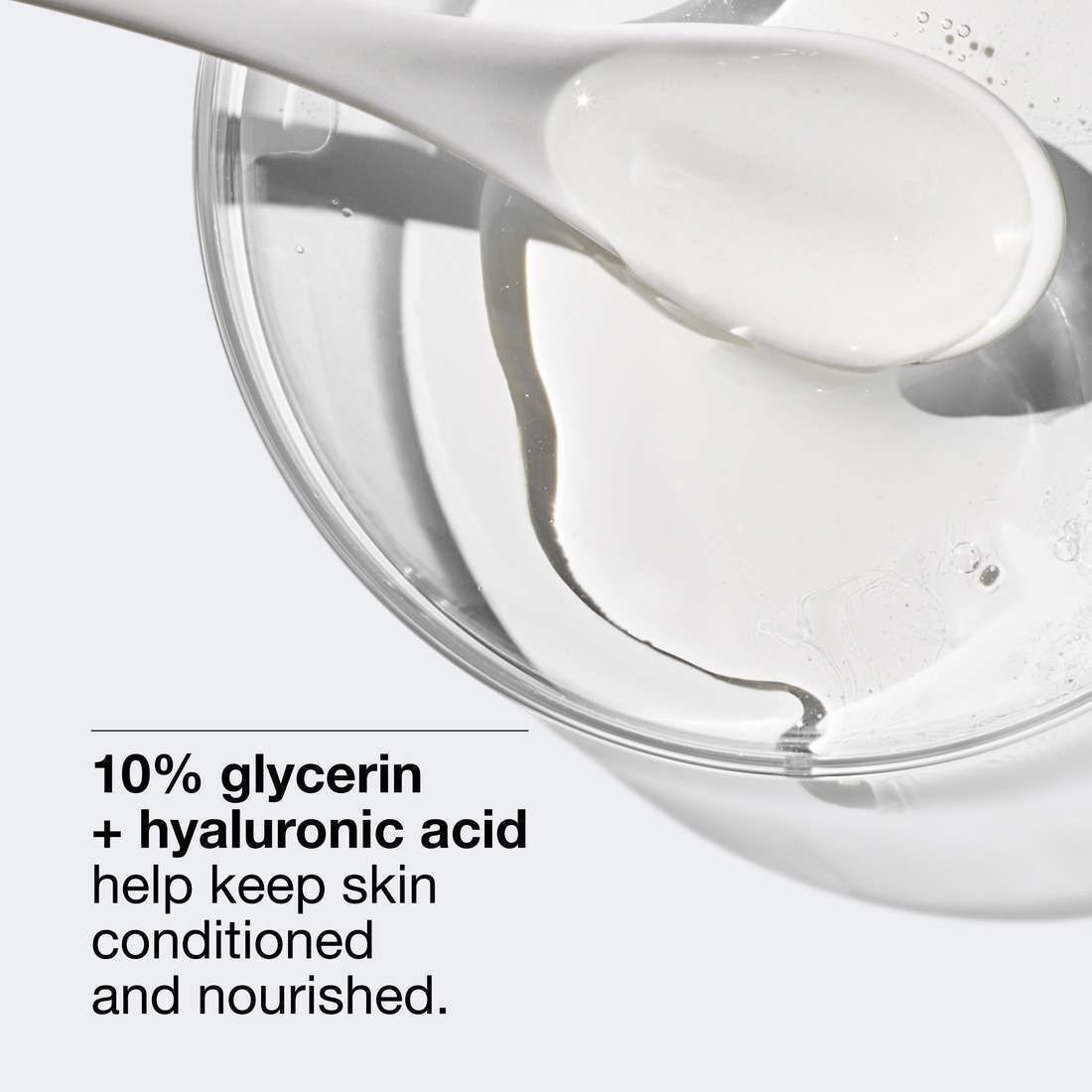 Glycérine et acide hyaluronique dans le nettoyant visage Clinique pour l'hydratation.