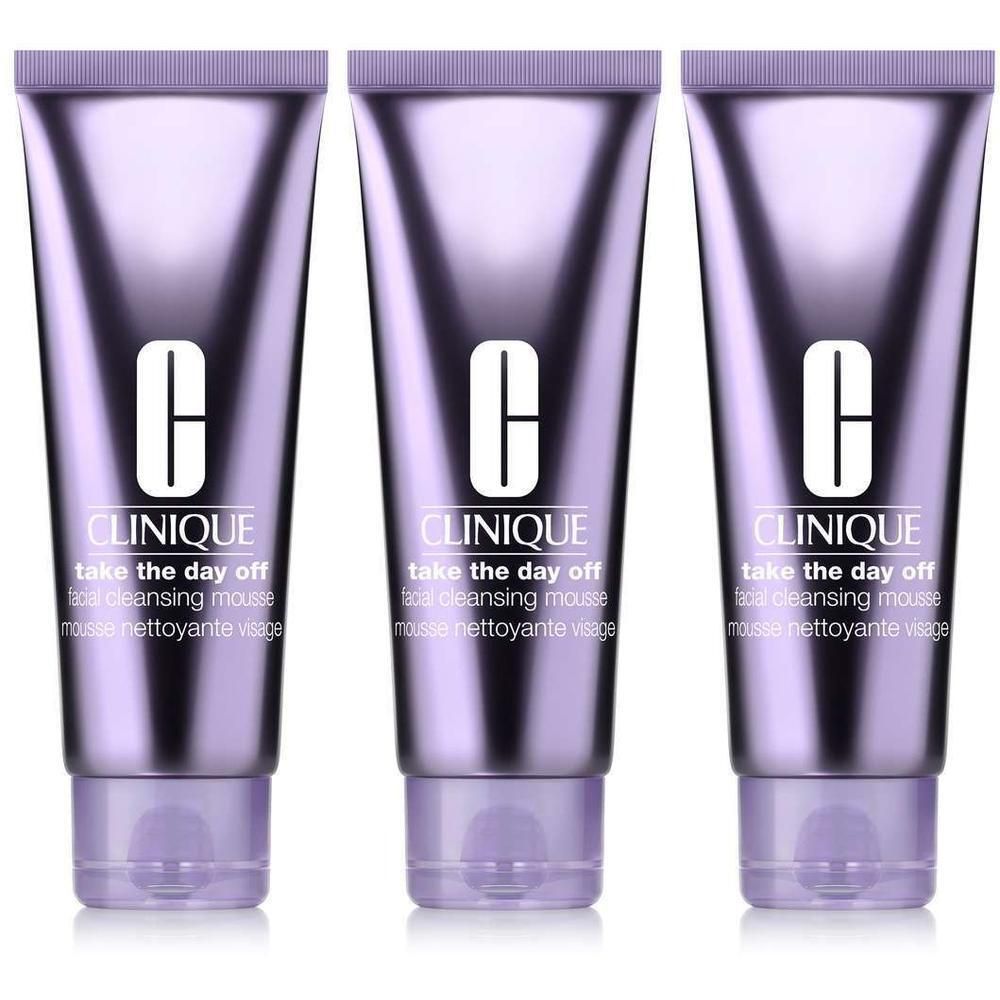 Trois tubes de mousse nettoyante pour le visage Clinique Take The Day Off™ violets.