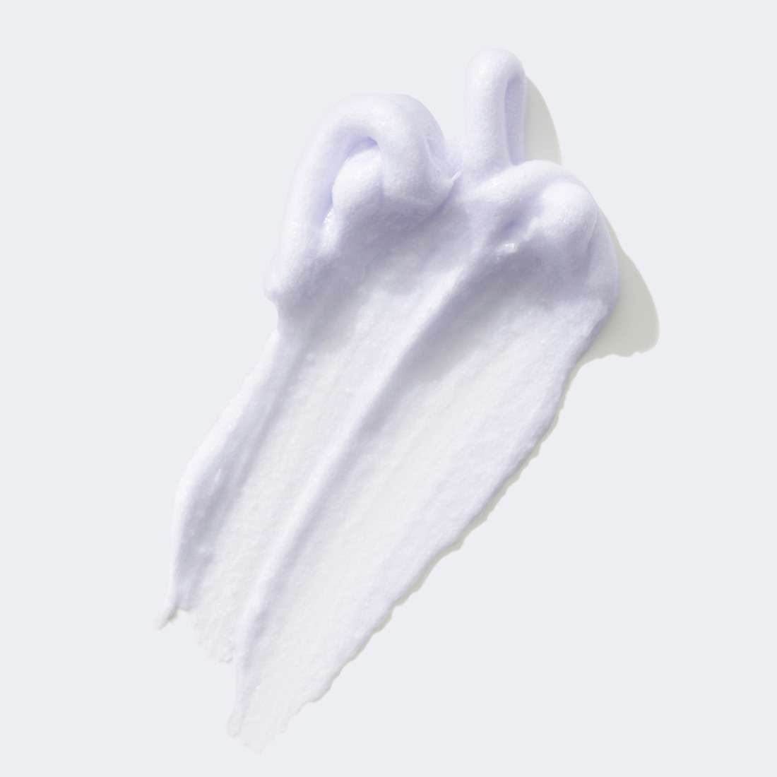 Un échantillon de texture violette de mousse nettoyante pour le visage Clinique Take The Day Off™.