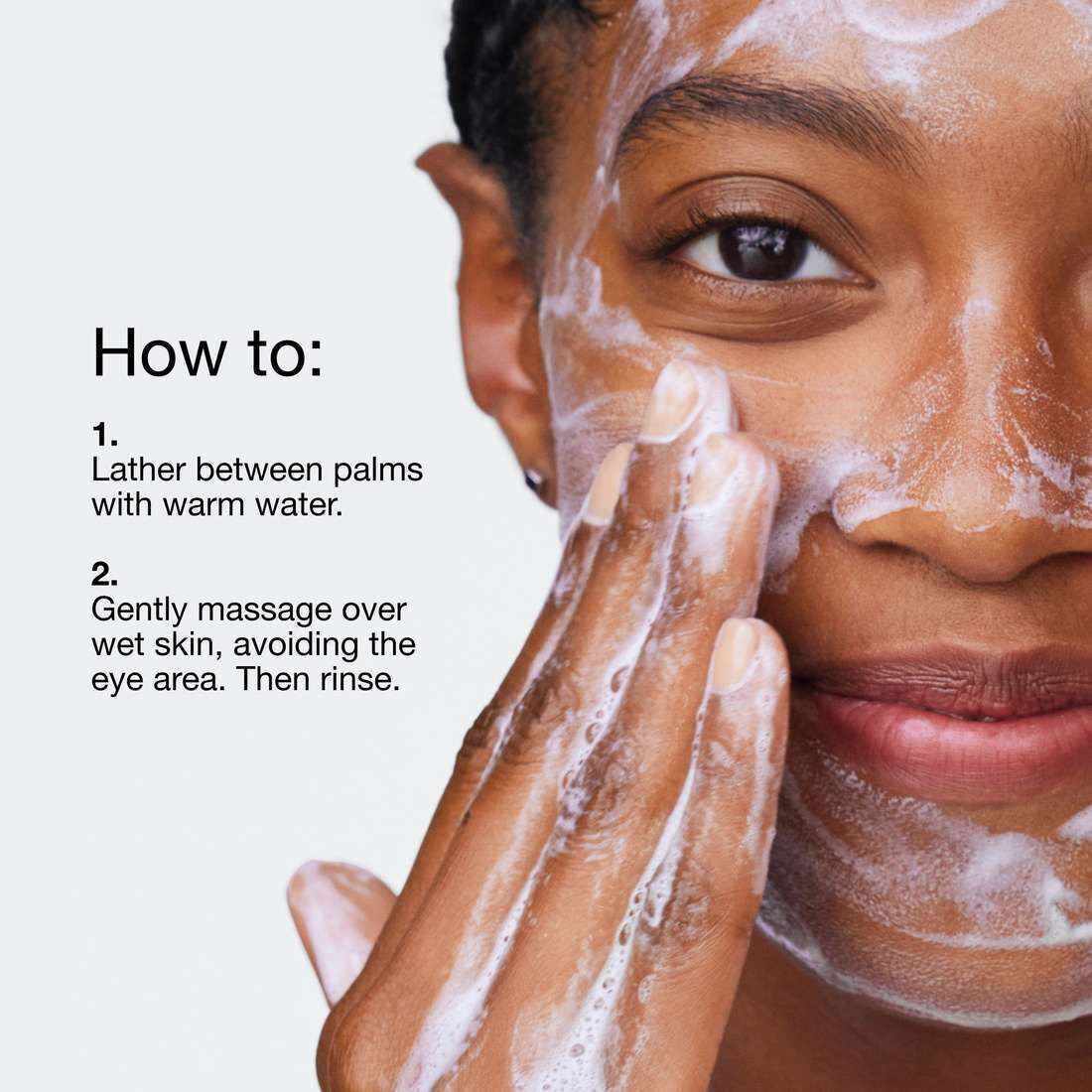 Instructions pour appliquer la mousse nettoyante pour le visage avec de la mousse sur le visage.