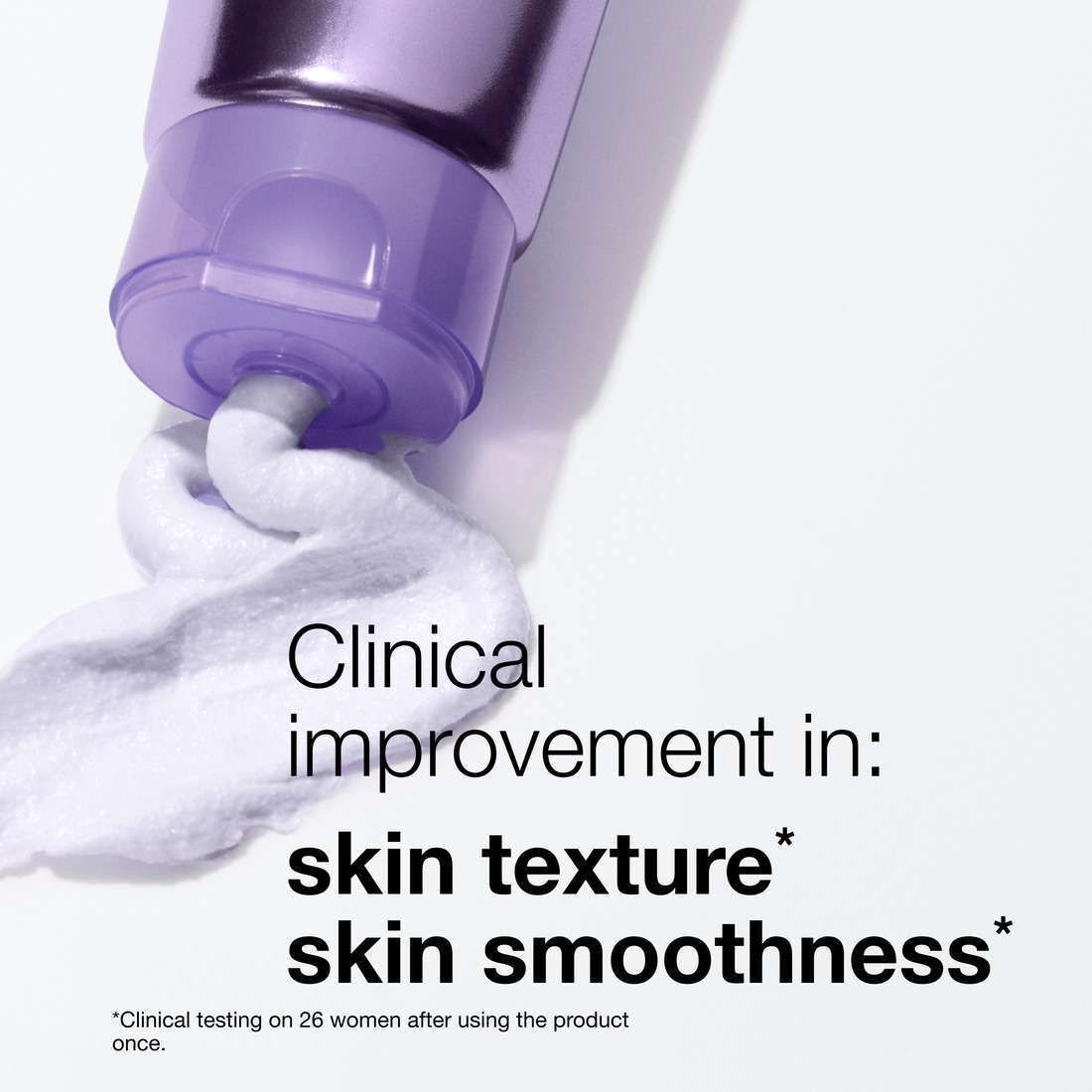 La mousse nettoyante pour le visage Clinique Take The Day Off™ est appliquée d'un tube violet sur une surface.