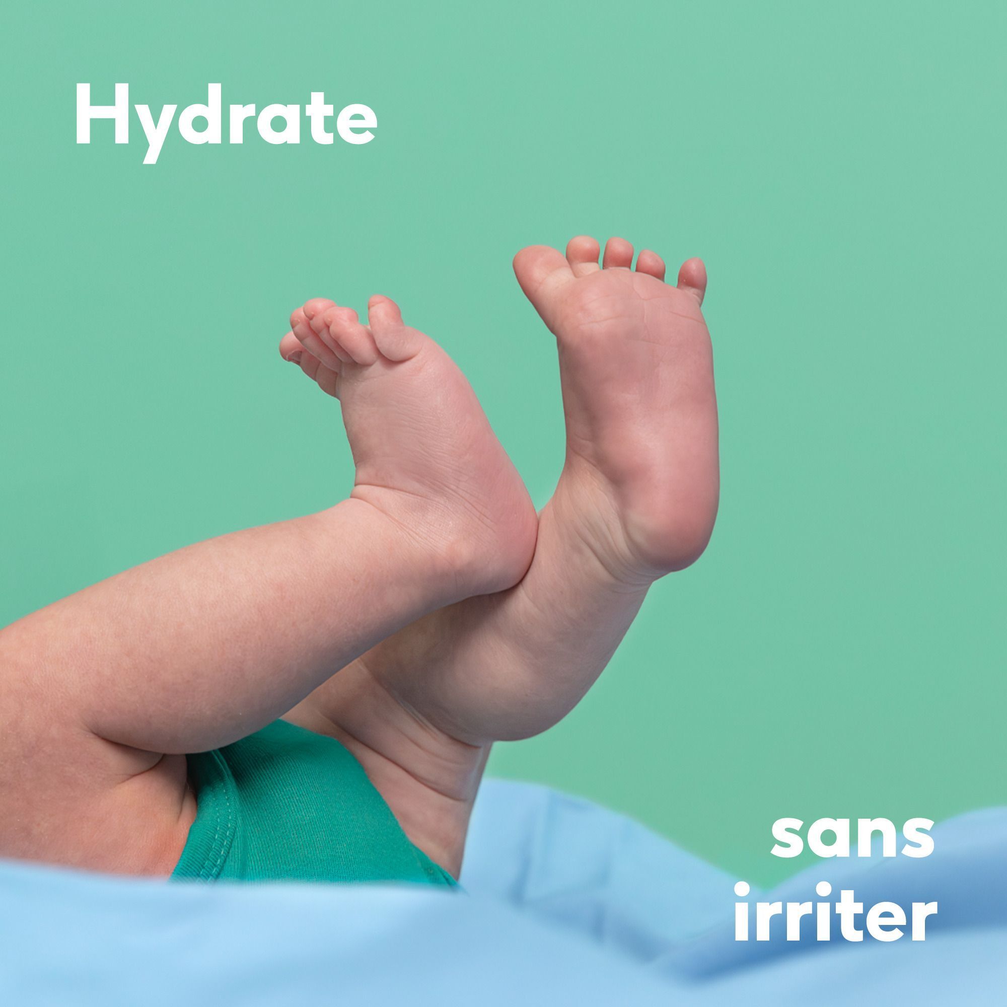 Pieds et jambes de bébé bougeant en l'air, sur fond vert clair.