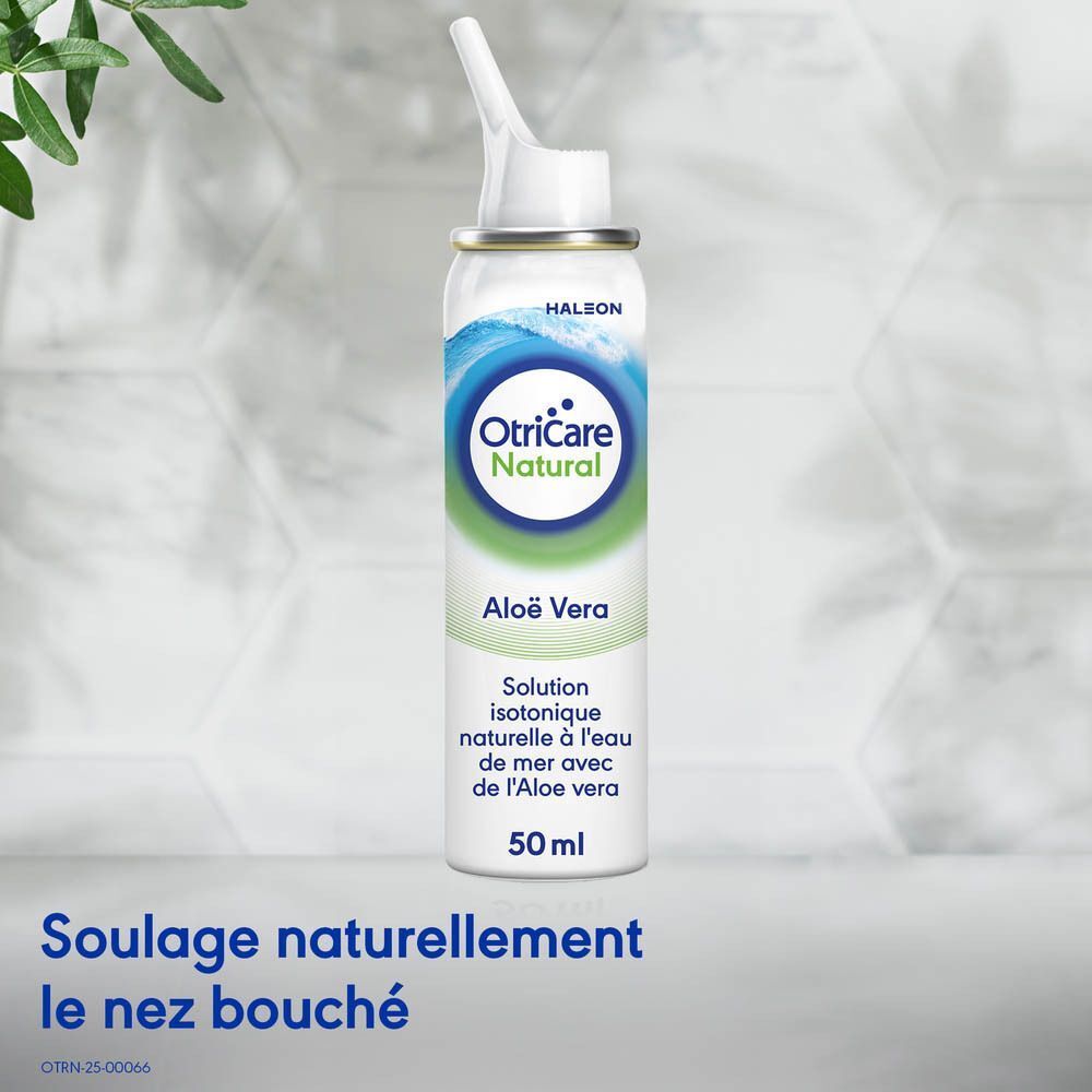 Spray nasal OtriCare Natural Aloe Vera avec des tranches d'aloe vera dans une boîte de Pétri.