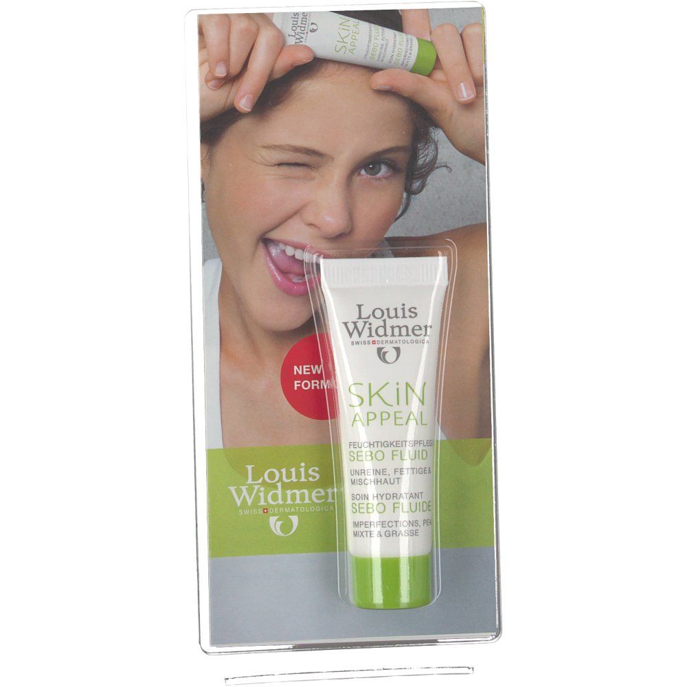 Produktverpackung mit Tube. Aufschrift: Louis Widmer Skin Appeal Sebo Fluide. Frau hält Tube.