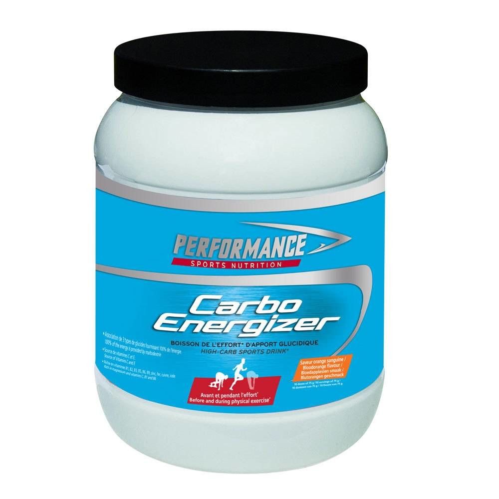 Weißer Behälter mit schwarzem Deckel. Aufschrift: PERFORMANCE, Carbo Energizer. Blaue Banderole mit Produktinformationen.