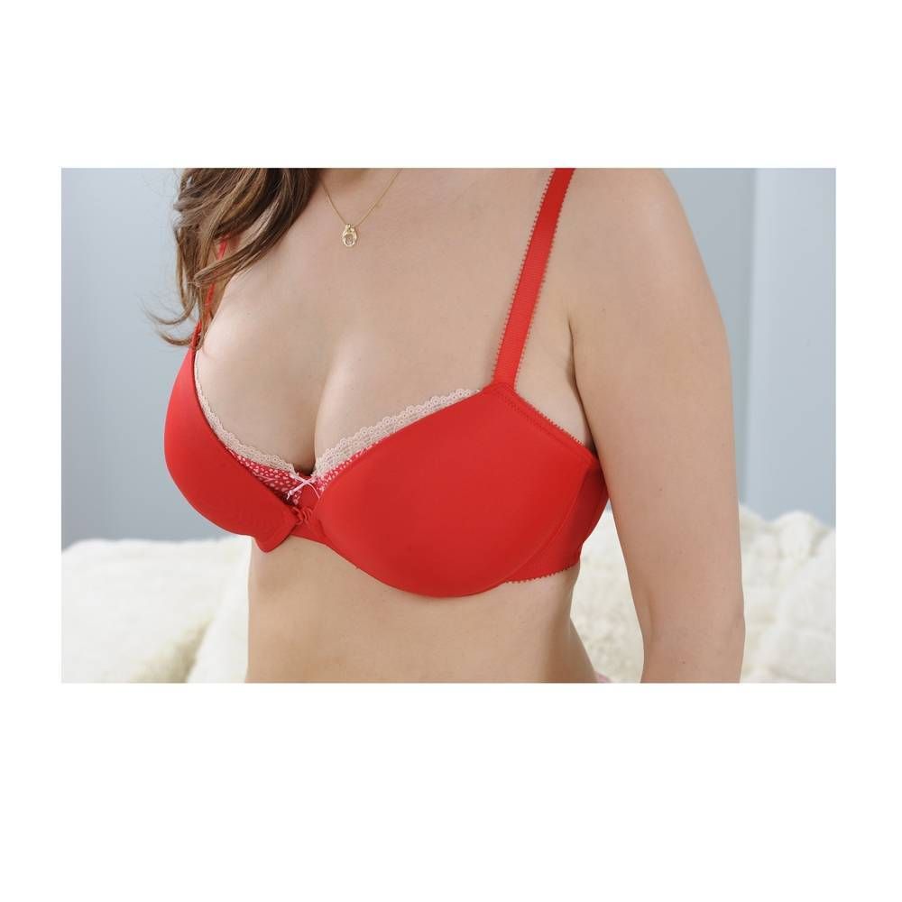 Soutien-gorge rouge porté par une femme. Vue latérale. Bretelles et dentelle visibles. La femme porte un collier.