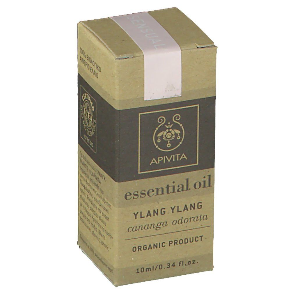 Kartonverpackung mit Produktinformationen. Aufschrift: APIVITA, essential oil, Ylang Ylang, cananga odorata, ORGANIC PRODUCT, 10ml/0.34 fl.oz.