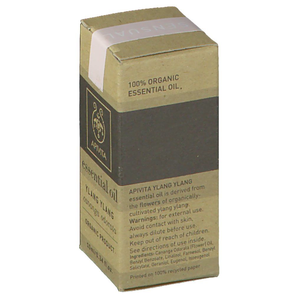 Kartonverpackung mit Produktinformationen. Aufschrift: 100% ORGANIC ESSENTIAL OIL. APIVITA YLANG YLANG, essential oil is derived from the flowers of organically cultivated ylang ylang.