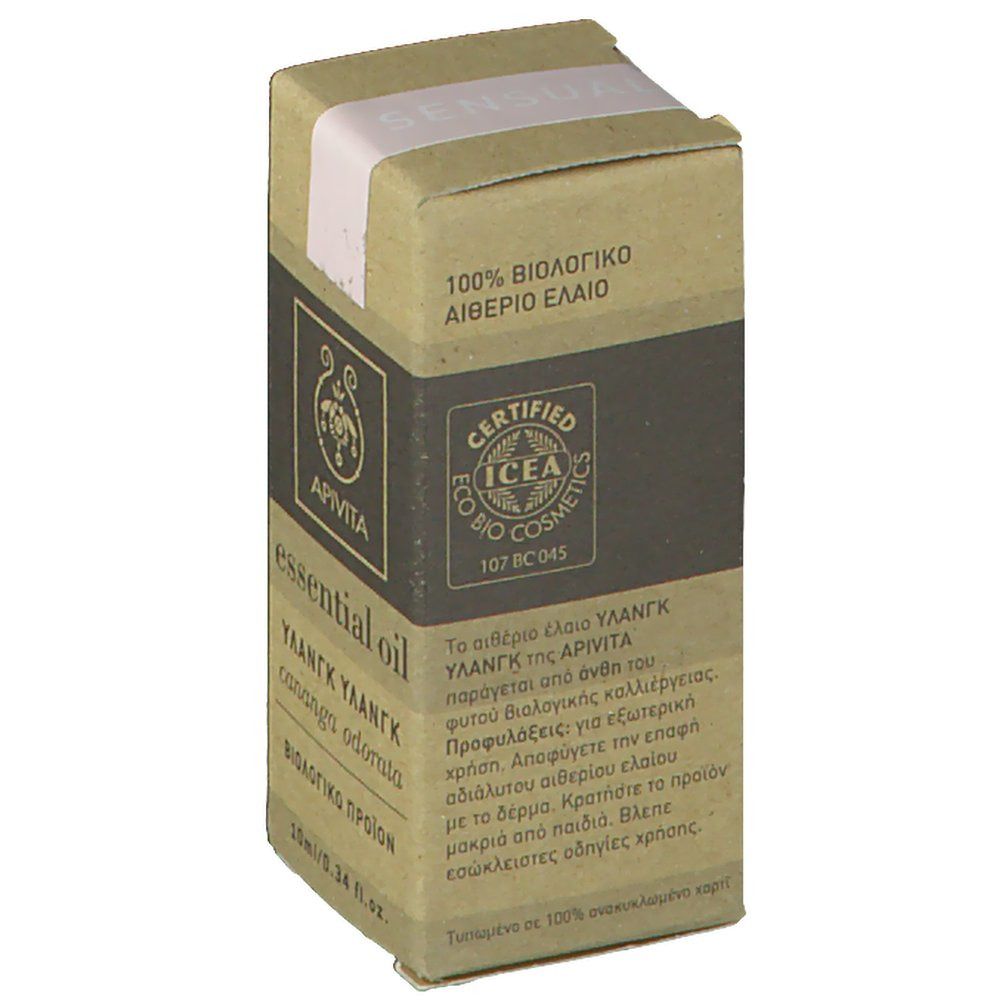 Kartonverpackung mit Produktinformationen. Aufschrift: APIVITA, essential oil, Ylang Ylang, cananga odorata, BIOLOGIKO ΠΡΟΪΟΝ, IICEA ECO BIO COSMETICS.