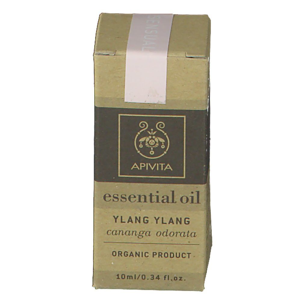 Kartonverpackung mit Produktinformationen. Aufschrift: APIVITA, essential oil, Ylang Ylang, cananga odorata, ORGANIC PRODUCT, 10ml/0.34 fl.oz.