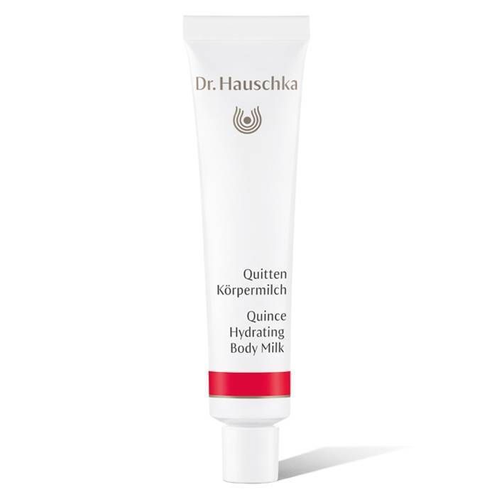 Weiße Tube mit rotem Streifen. Aufschrift: Dr. Hauschka, Quitten Körpermilch, Quince Hydrating Body Milk.