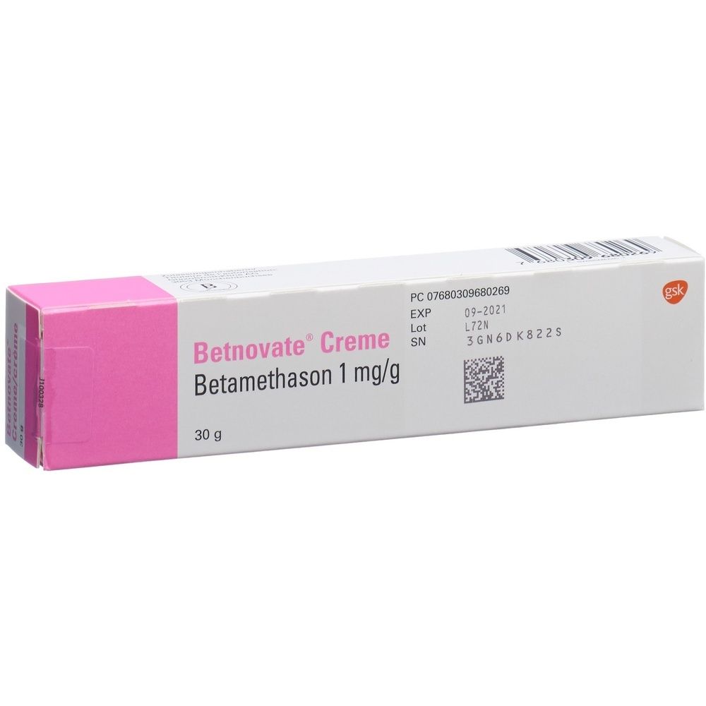 Betnovate Creme-Tube, weiß mit rosa Akzenten. Beschriftung: Betamethason 1 mg/g, 30 g. Aufdrucke: EXP 08-2021, Chargennummer.