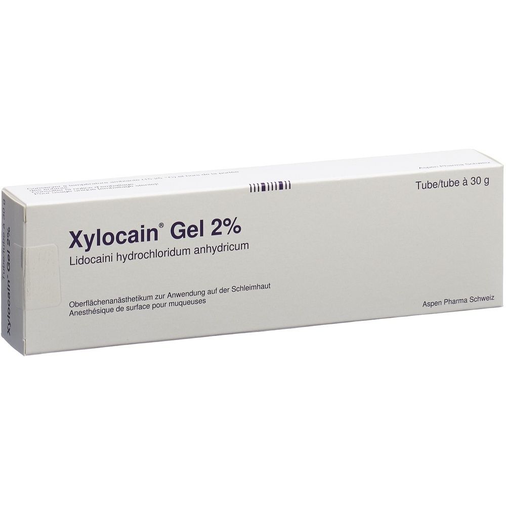 Kartonverpackung. Aufschrift: Xylocain Gel 2 %. Graue Schrift auf weißem Hintergrund. Rechteckige Form.