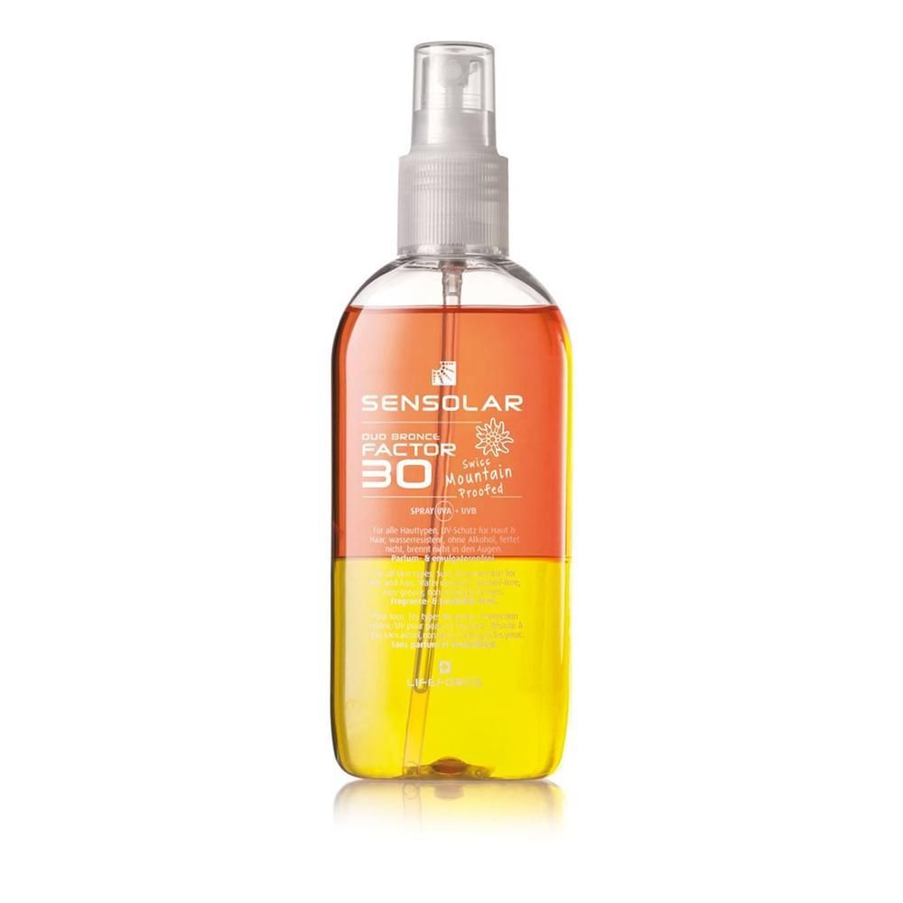 Sonnenspray LSF30 von SENSOLAR. Transparente Flasche mit gelber und orangefarbener Flüssigkeit. Sprühkopf. Produktetikett.