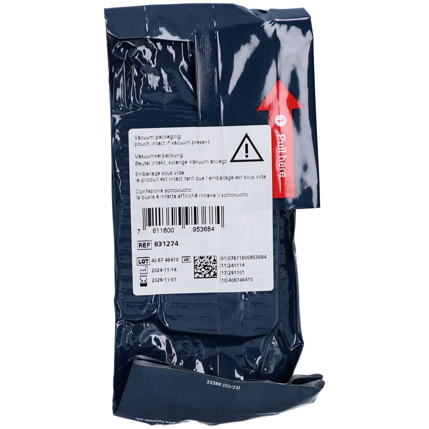 Dunkelblaue Verpackung. Aufdruck: Vakuumverpackung. Warnhinweis. Barcode und Chargennummer. Pfeil mit 'Pull here'.
