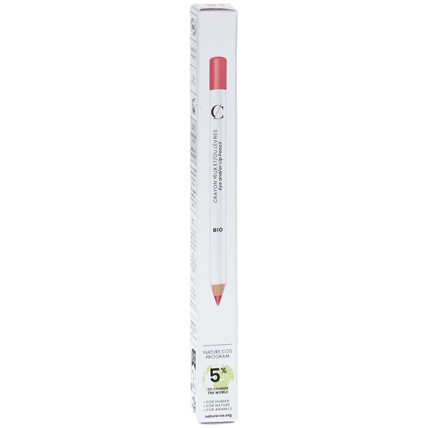Weißer Karton mit einem roten Lippenstift. Aufgedruckt sind "COULEUR CARAMEL", "Crayon yeux et lèvres" und "BIO".