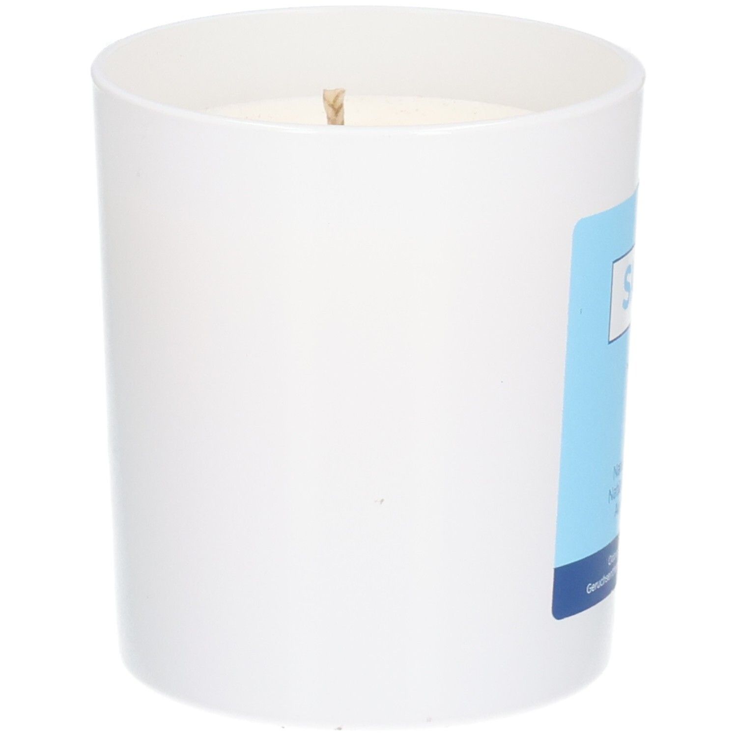 Weiße Kerze in einem weißen Behälter mit einem blauen Etikett.