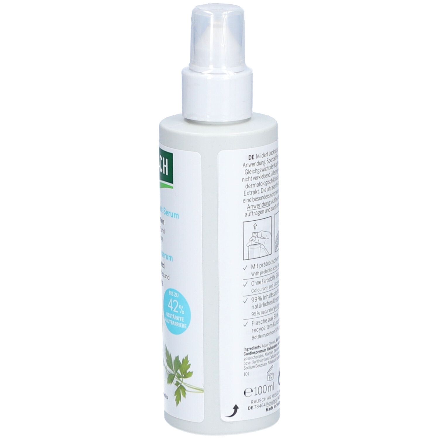 Weiße Flasche mit Sprühkopf. Rückseite mit Text. Beschriftung: RAUSCH, Sensitive-Kopfhaut-Serum. 100ml. Recycling-Symbol.