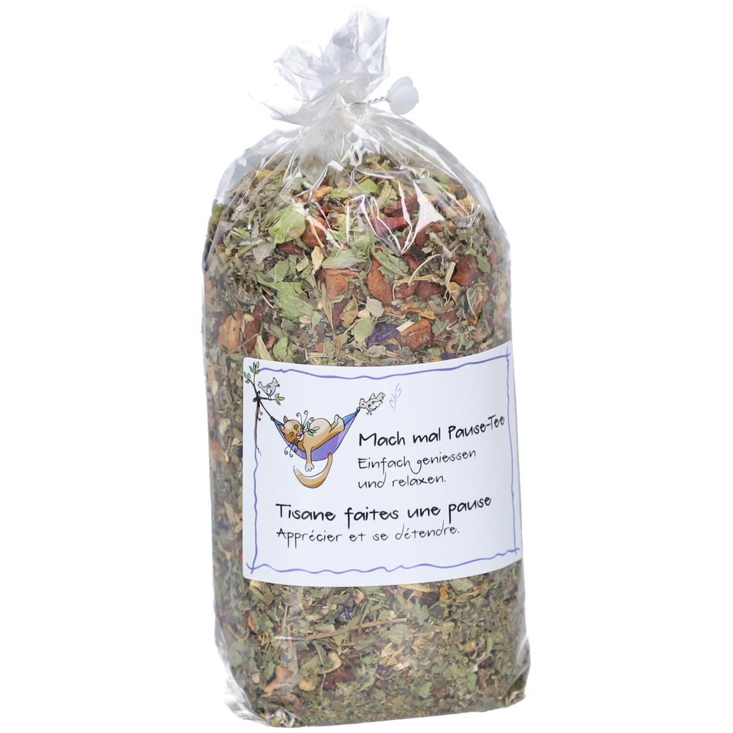 Mélange de plantes en emballage transparent. Étiquette avec texte: Mach mal Pause-Tee. Tasse avec herbes.