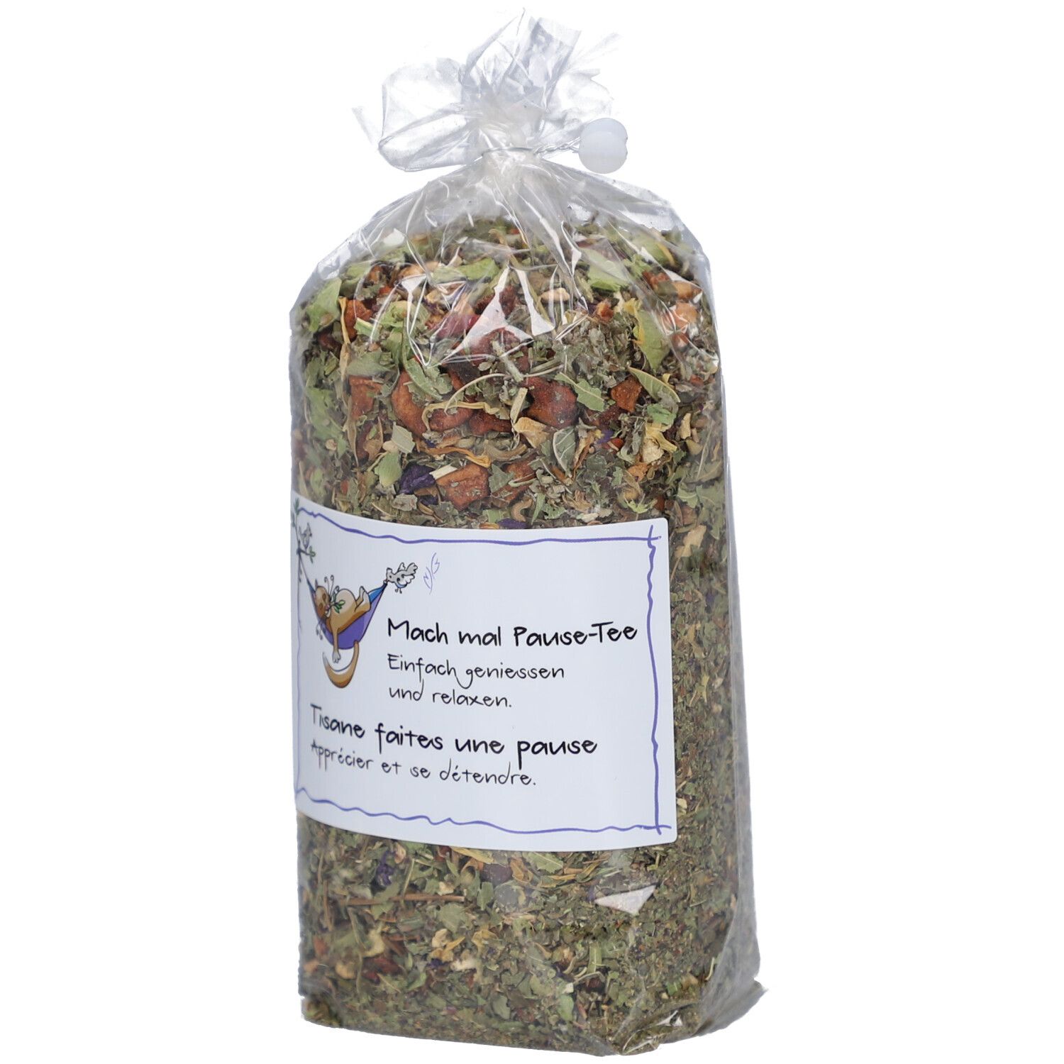 Mélange de plantes en emballage transparent. Étiquette avec texte: Mach mal Pause-Tee. Tasse avec herbes.